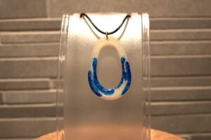 mica blanc et alcool bleu 