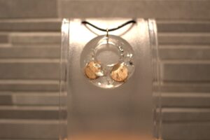 rond en bois et pailettes argentées 