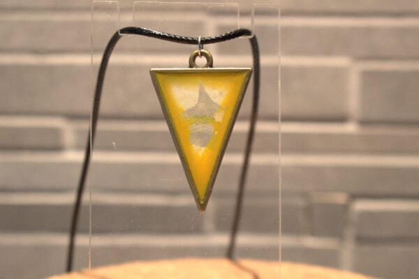 carde triangle encre jaune